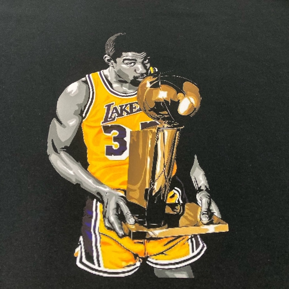 Digital Magic Johnson Basketball Championship Kiss Men’s Black Tee NWT